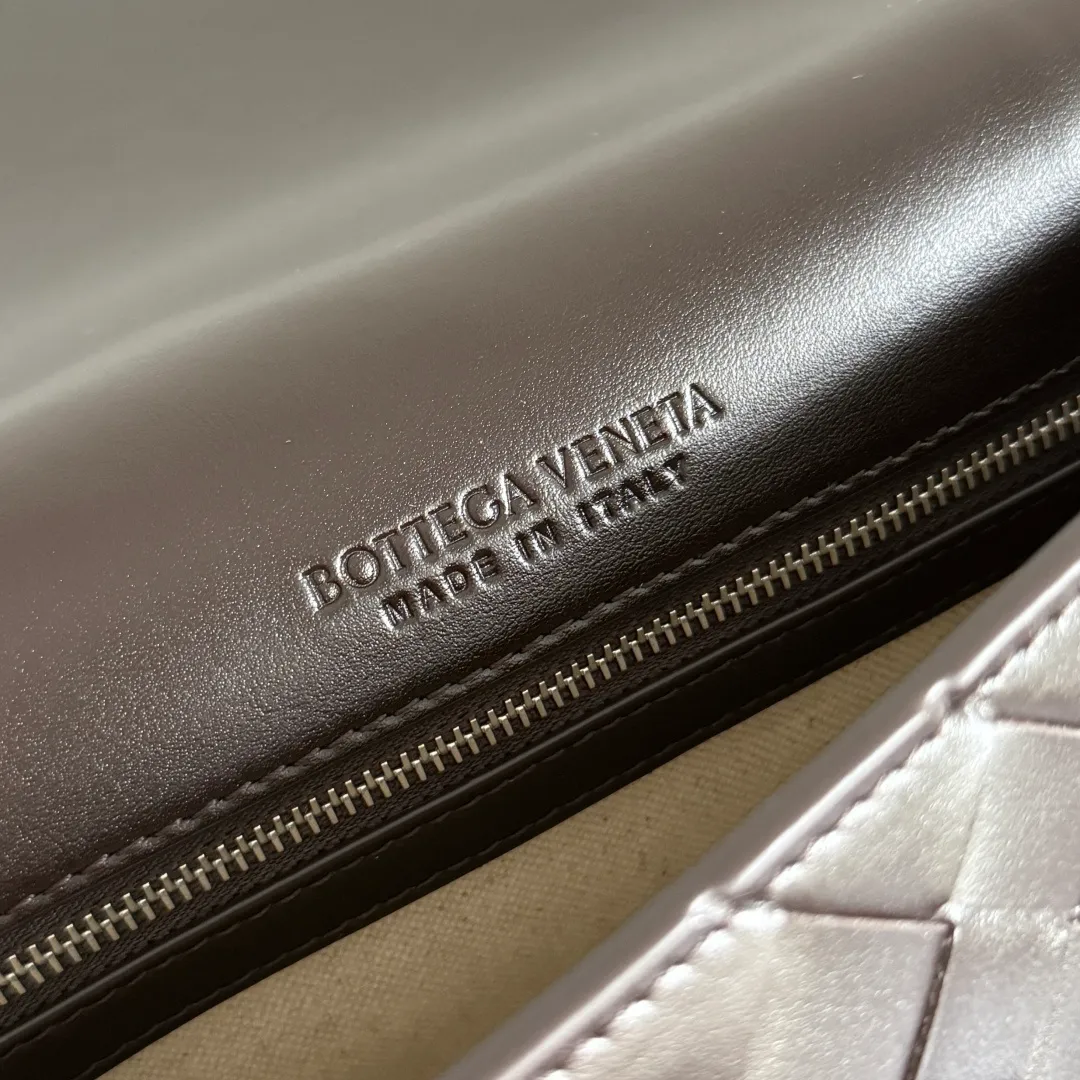 Batch 1960 BOTTEGA VENETA 2025 new product PICCOLO PORTFOLIO men's briefcase is officially shipped. BV's briefcases have always continued the simple and elegant design, and this time is no exception. The difference is that the overall shape of this briefcase is free and youthful, which reduces a lot of seriousness and creates a relaxed atmosphere. The small size can also be worn cross-body, which is very convenient for elites who do not need to carry many items when going out. The open-top design is more simple. It comes with two open small compartments and a large zippered compartment. It can be stored in an orderly manner anytime and anywhere, and the items carried in the bag can be clearly seen at a glance. Style number: 815785 Size: 30*21*6.5cm